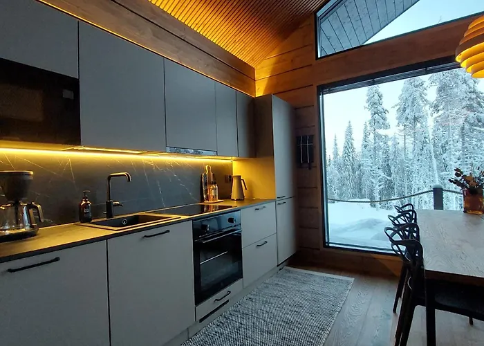 Cloudberry Yllaes, Akaslompolo